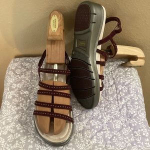 JAMBU Sandals women’s 8 M strappy memory foam comfort slides leather plum wine